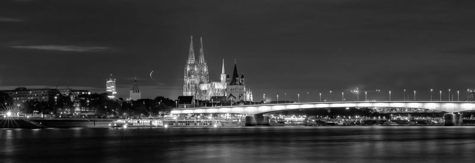 Kölner Skyline in Schwarz-Weiß vor der Farbgestaltung